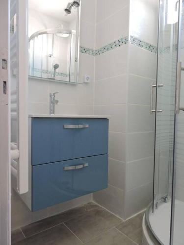 une salle de bain avec un lavabo bleu et une douche dans l'établissement T2 dernier étage face à la mer avec ascenseur, au Grau-dʼAgde