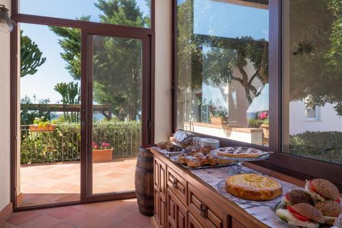 una cocina con una mesa con comida. en Laguna dei Fenici, en Birgi Vecchi