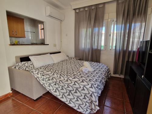 een slaapkamer met een bed met een teddybeer erop bij Sunny Churriana-Airport II in Málaga