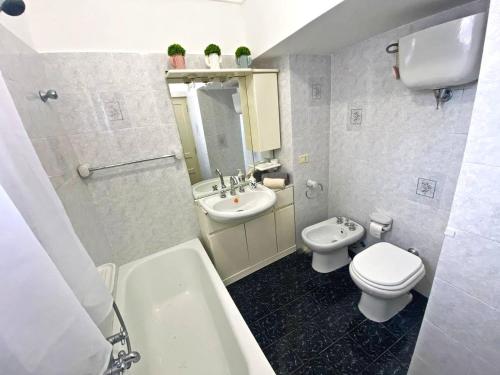 uma casa de banho com um WC, um lavatório e uma banheira em La Casa del Sole em Pantelleria