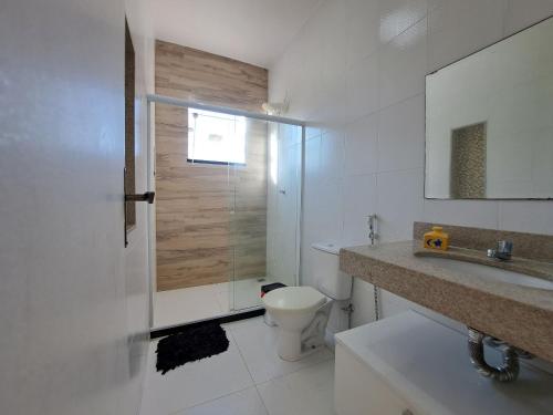 y baño con aseo, lavabo y ducha. en Casa de campo Ar piscina Churrasqueira Saquarema en Jaconé