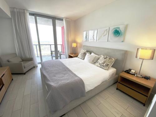 sypialnia z dużym łóżkiem i dużym oknem w obiekcie BeachWalk 1B 1B Incredible View apartment 14 A w mieście Hallandale Beach