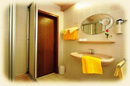 Ein Badezimmer in der Unterkunft Hotel Weinhaus Kreuter