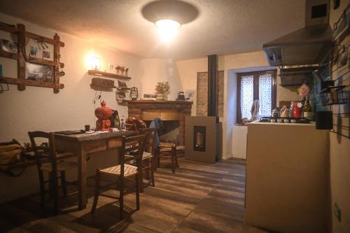 A kitchen or kitchenette at Casetta Nonna Augusta (Spello 9 km-Assisi 12 km)