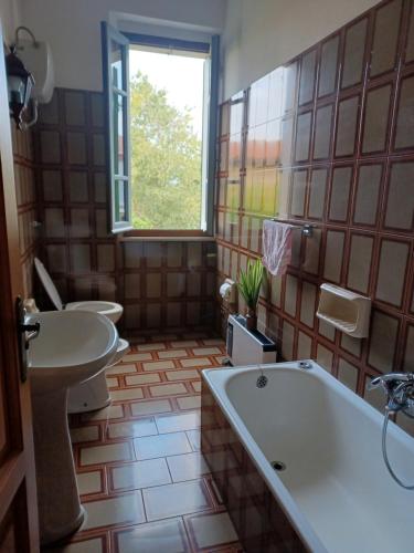 a bathroom with a tub and a sink at Casa di Lavanda in Saturnia