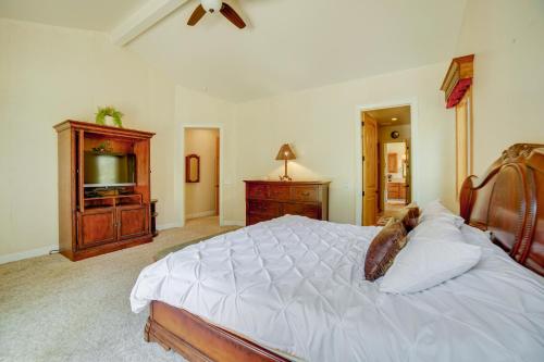 1 dormitorio con 1 cama grande y TV en Stunning Hopland Vacation Rental with Pool and Hot Tub, en Hopland