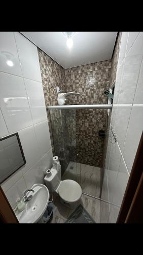ein Bad mit einer Dusche, einem WC und einem Waschbecken in der Unterkunft Pousada Valle das Aguas in Maria da Fé