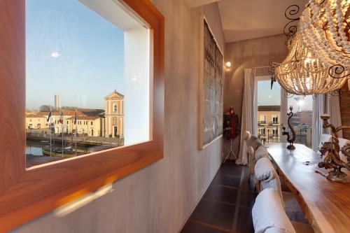 een kamer met een raam met uitzicht op een gebouw bij CasaDodici Boutique Hotel in Cesenatico