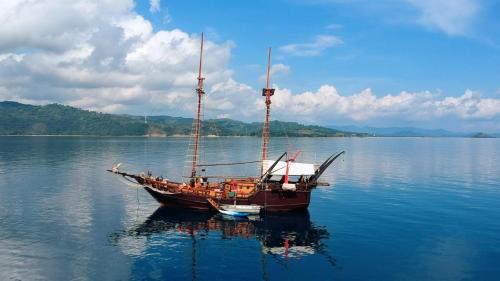 Komodo Indah Hotel's Phinisi Pirate Boat Liveaboard Charters