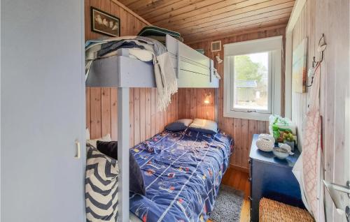 Lliteres en una habitació de 3 Bedroom Pet Friendly Home In Strmstad