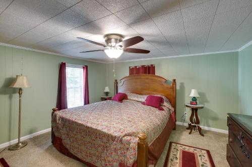 Postel nebo postele na pokoji v ubytování Burkesville Vacation Rental - 5 Mi to the Lake!