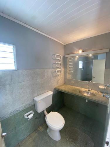 a bathroom with a toilet and a sink and a mirror at Monoambiente con terraza cerca de todo in Corrientes