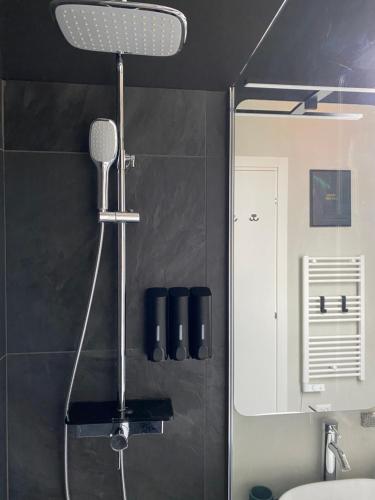 La salle de bains est pourvue d'une douche, d'un lavabo et d'un miroir. dans l'établissement Skyline, à Novara