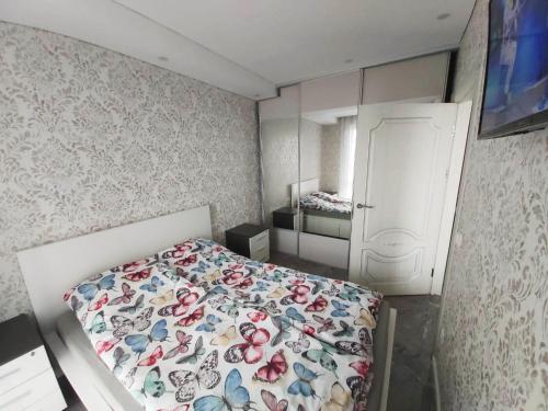 - une petite chambre avec un lit et une armoire dans l'établissement Gilužio Rivjera, à Vilnius