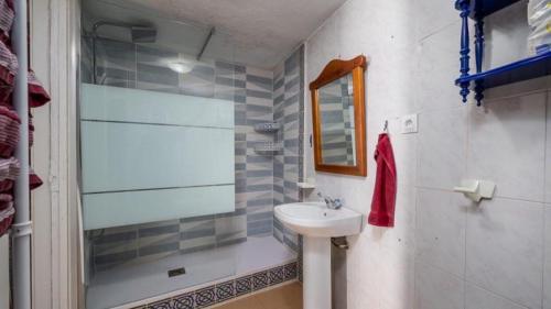 a bathroom with a sink and a shower at El-Cason 1 in Almuñécar