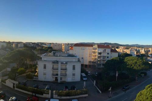une vue aérienne sur une ville avec un bâtiment blanc dans l'établissement Cosy T2 Aperçu Mer Clim Wifi 2étoiles, à Fréjus