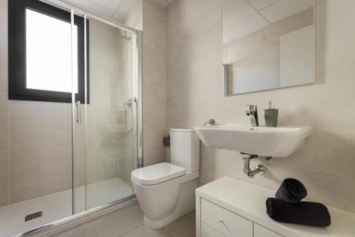 ein Badezimmer mit Toilette, Waschbecken und Dusche in der Unterkunft Apartment Arenales Playa del Sol in Arenales del Sol