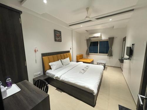 Postel nebo postele na pokoji v ubytování Hotel Gulmohar