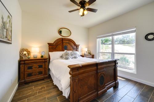 um quarto com uma cama grande e uma janela em Center Point Countryside Cottage with Deck, Grill! em Center Point