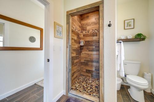 uma casa de banho com um chuveiro e uma parede de madeira em Center Point Countryside Cottage with Deck, Grill! em Center Point