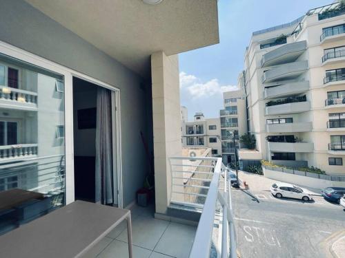- Balcón de un edificio con vistas a la calle en Stylish Modern Central Apartment 4 Paceville, en San Julián