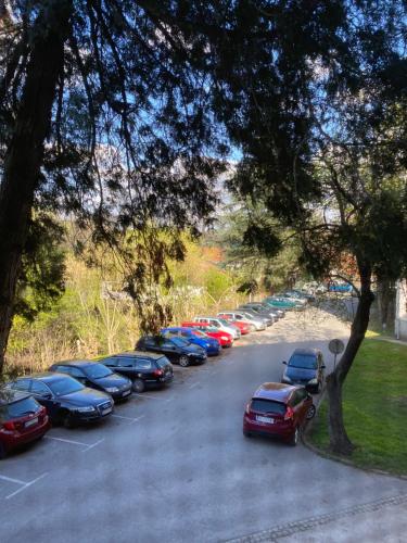een rij auto's geparkeerd op een parkeerplaats bij Faraon Apartman in Kragujevac