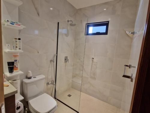 a bathroom with a glass shower with a toilet at Ferienhaus in Paraguay, Encarnacion, 200 Meter vom Parana. in Encarnación