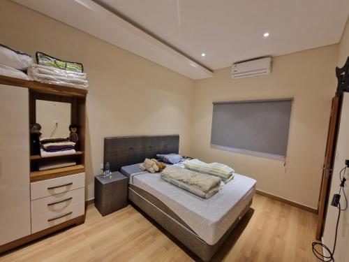 1 dormitorio con cama y espejo grande en Ferienhaus in Paraguay, Encarnacion, 200 Meter vom Parana., en Encarnación