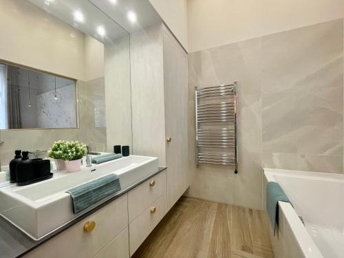 bagno con lavandino bianco e specchio di Logodi Apartment #castle #freeparking a Budapest