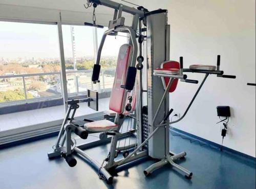 gimnasio con máquina de correr en una habitación con ventana en Espacio Walden I Practical Comfort & location en Buenos Aires