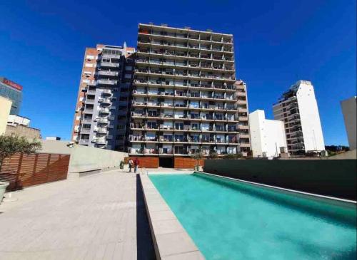 un edificio con piscina frente a un edificio en Espacio Walden I Practical Comfort & location en Buenos Aires