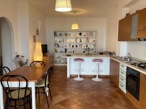 cocina con mesa y barra con sillas en Villa Stefania, en Marina di Camerota