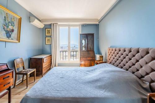 Un dormitorio con una cama grande y una ventana en Marseille: appartement standing vue sur mer, en Marsella