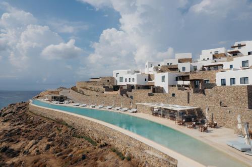 un resort con piscina vicino all'oceano di Cali Mykonos a Kalafatis