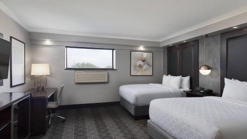 um quarto de hotel com duas camas e uma janela em Hotel Duval, Autograph Collection em Tallahassee