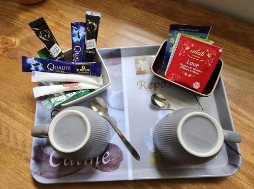 Příslušenství pro přípravu čaje a kávy v ubytování Les cèdres bleus