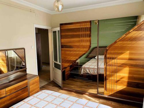 een slaapkamer met een bed en een glazen wand bij 3+1 ŞİŞLİ SQUARE CENTRAL HOUSE in Istanbul
