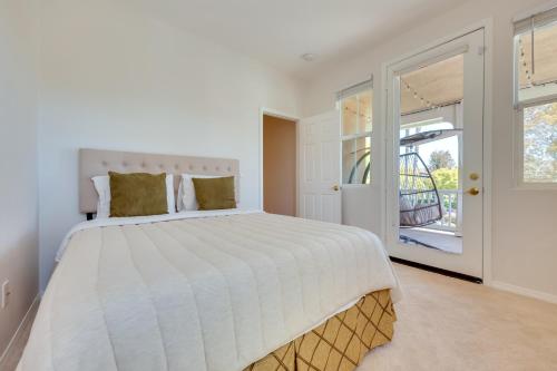 - une chambre blanche avec un grand lit et une fenêtre dans l'établissement Family-Friendly Camarillo Home with Access to Pools!, à Camarillo