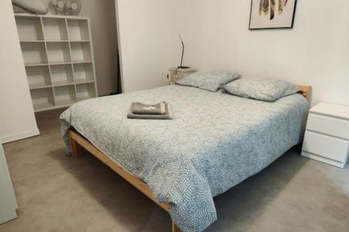 - une chambre avec un grand lit et une couverture bleue dans l'établissement Bel appartement face Citadelle, à Blaye