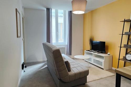 Bel appartement face Citadelle في بلايي: غرفة معيشة فيها كرسي وتلفزيون