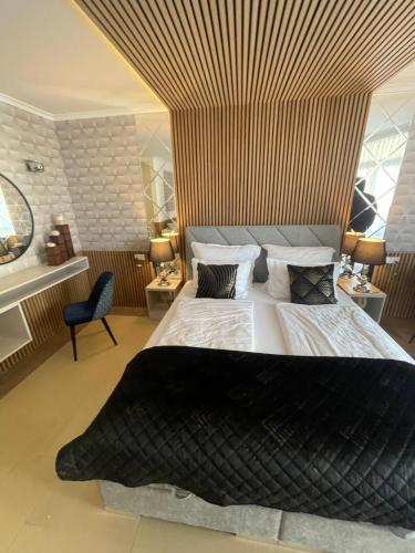 um quarto com uma cama grande e uma parede listrada em Avangard PRESTIGE em Świnoujście