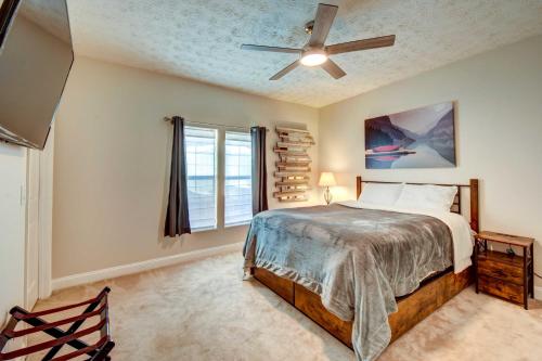 Ένα ή περισσότερα κρεβάτια σε δωμάτιο στο Cleveland Cabin with Private Hot Tub about 7 Mi to Helen