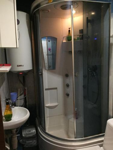 a bathroom with a shower and a sink at Бюджетные Комнаты посуточно 5мин McDonalds WI-FI 15мин до центра города in Ternopil
