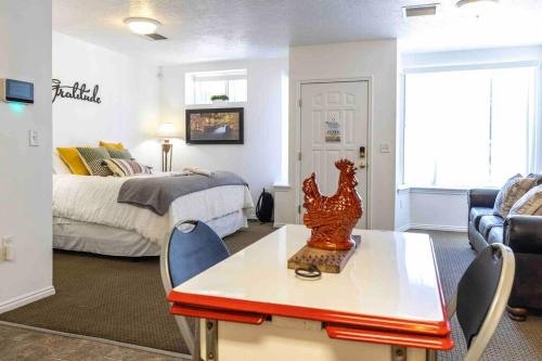 a living room with a bed and a table in a room at Maple Canyon~waffles~kitchen~wash+dry in Mount Pleasant