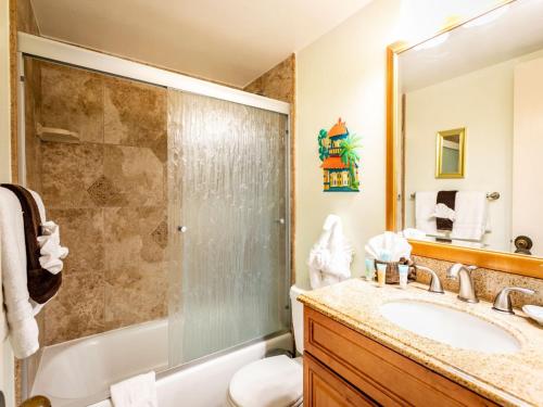uma casa de banho com um lavatório e um chuveiro em Kamaole Sands 8-402 - 2 Bedrooms, Pool Access, Spa, Sleeps 6 em Wailea