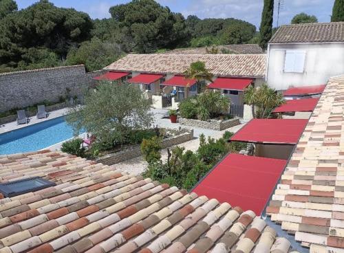 une vue aérienne sur une maison aux toits rouges dans l'établissement VILLA DEL Ré 10, à La Flotte