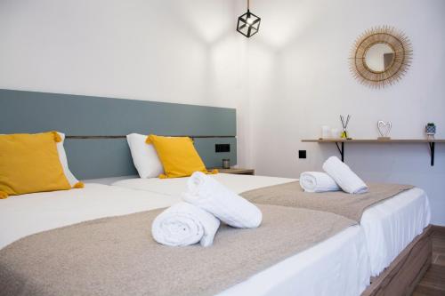 dwa łóżka z ręcznikami na nich w sypialni w obiekcie Big Max Guesthouse w mieście Kavos