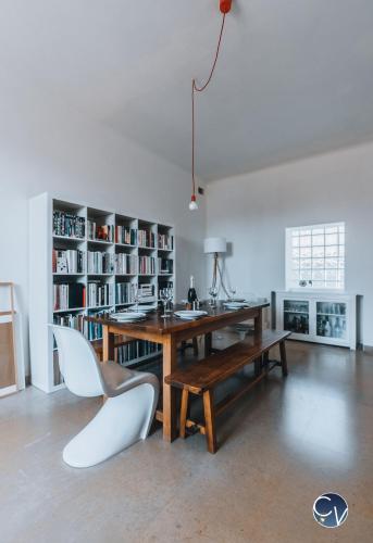 Cette chambre comprend un bureau, une chaise et des étagères. dans l'établissement Maison de village avec piscine, à Orsan