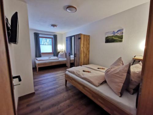 une chambre d'hôtel avec un lit et une fenêtre dans l'établissement Appartement Lackner, à Filzmoos