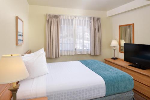 Μια τηλεόραση ή/και κέντρο ψυχαγωγίας στο Edgewater Inn and Suites